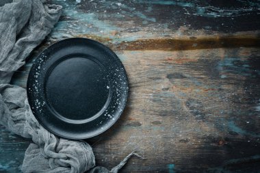 Siyah bir arka planda siyah plaka. Üst Manzara. Boş kopyalama alanı.