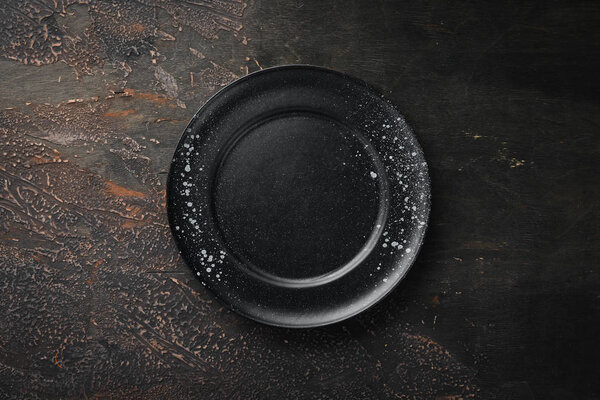 Черная пластинка на темном фоне. Вид сверху. Свободное пространство для копирования
.