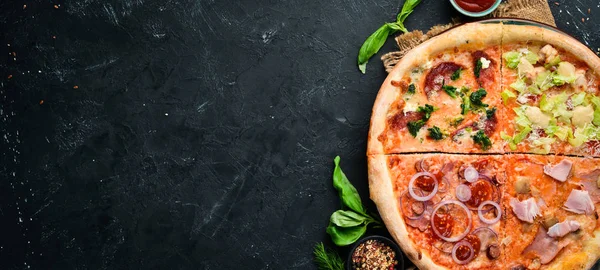 Πίτσα Ιταλική Παραδοσιακή Κουζίνα Κορυφαία Προβολή Ελεύθερος Χώρος Για Κείμενό — Φωτογραφία Αρχείου