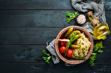 Lahana turşusu, salatalık ve domates. Eski arka planda. ücretsiz kopyalama alanı.