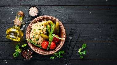 Lahana turşusu, salatalık ve domates. Eski arka planda. ücretsiz kopyalama alanı.