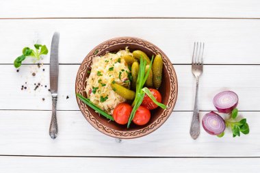 Lahana turşusu, salatalık ve domates. Eski arka planda. ücretsiz kopyalama alanı.