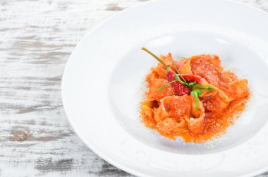 Bir tabakta domates ve biber ile Makarna. Üst te. Metniniz için boş alan