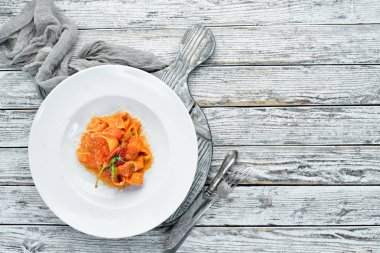 Bir tabakta domates ve biber ile Makarna. Üst te. Metniniz için boş alan