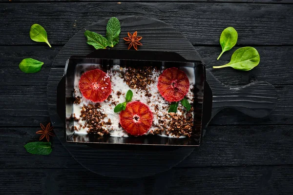 Granola Narancs Joghurt Kókusz Étel Házhozszállítással Felülnézet Szabad Hely Szövegnek — Stock Fotó