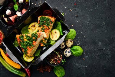 Ispanak ve kabak ile Omlet. kutularda restoran çanak teslim. Üst te. Metniniz için boş alan. Rustik stil.