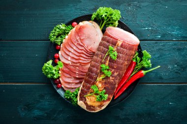 Baharat ve otlar ile Füme et. Siyah ahşap bir arka plan üzerinde. Üst te. Metniniz için boş alan.