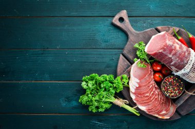 Baharat ve otlar ile Füme et. Siyah ahşap bir arka plan üzerinde. Üst te. Metniniz için boş alan.