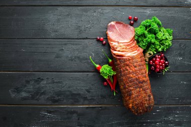 Baharat ve otlar ile Füme et. Siyah ahşap bir arka plan üzerinde. Üst te. Metniniz için boş alan.