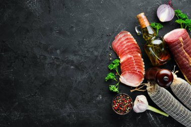 Baharat ve otlar ile Füme et. Siyah ahşap bir arka plan üzerinde. Üst te. Metniniz için boş alan.