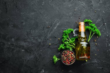 Baharat ve otlar ile Füme et. Siyah ahşap bir arka plan üzerinde. Üst te. Metniniz için boş alan.