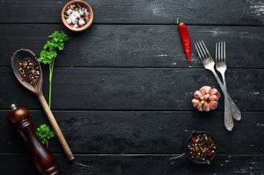 Pişirme afişi. Baharatlar ve mutfak eşyaları. Üst te. Metniniz için boş alan.