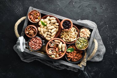 Kuruyemişleri ve kurutulmuş meyveleri tahta bir kutuya ayarlayın. Üst te. Metniniz için boş alan.