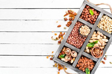 Kuruyemişleri ve kurutulmuş meyveleri tahta bir kutuya ayarlayın. Üst te. Metniniz için boş alan.