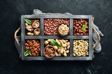 Kuruyemişleri ve kurutulmuş meyveleri tahta bir kutuya ayarlayın. Üst te. Metniniz için boş alan.