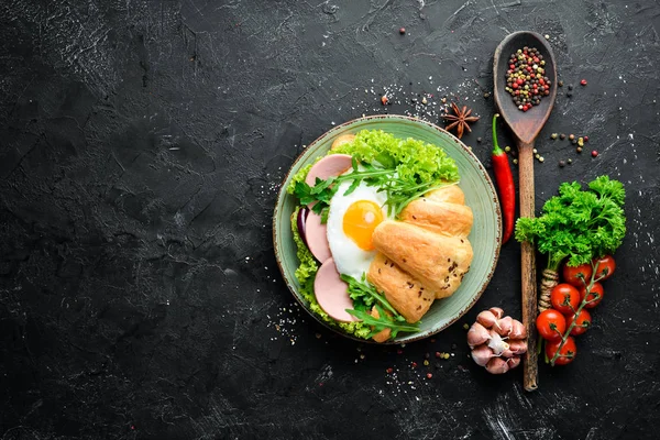 Croissant Sandwich Mit Spiegelei Und Wurst Tomaten Und Zwiebeln Ansicht — Stockfoto