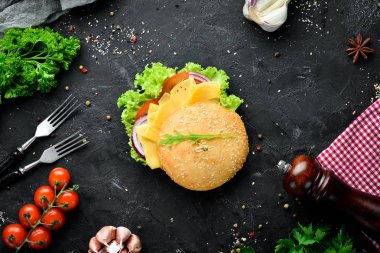 Hamburger peynir, domates ve soğan. Kahvaltı. Üst te. Metniniz için boş alan.