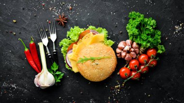 Hamburger peynir, domates ve soğan. Kahvaltı. Üst te. Metniniz için boş alan.