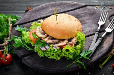 Mantar ve sebze ile vejetaryen burger. Kahvaltı. Üst te. Metniniz için boş alan.