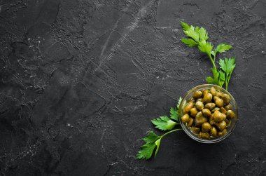 Kapaers Bir kase içinde kapari Marine. Üst te. metniniz için boş alan.