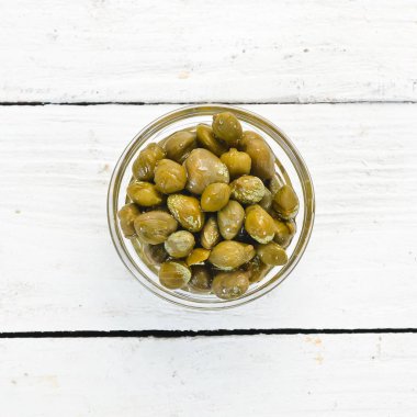 Kapaers Bir kase içinde kapari Marine. Üst te. metniniz için boş alan.