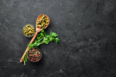 Kapaers Bir kase içinde kapari Marine. Üst te. metniniz için boş alan.