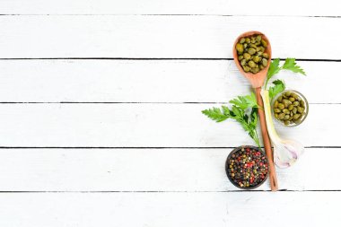 Kapaers Bir kase içinde kapari Marine. Üst te. metniniz için boş alan.