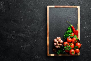 Kiraz domates, baharat ve otlar. Üst te. Metniniz için boş alan.