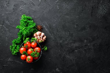 Kiraz domates, baharat ve otlar. Üst te. Metniniz için boş alan.