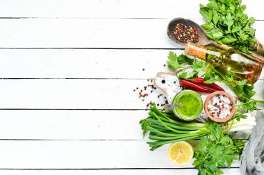Yeşil maydanoz sosu, chimichurri sos için malzemeler. Beyaz ahşap bir arka plan üzerinde. Üst te. sizin için boş alan 