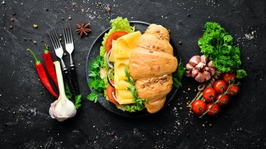 Peynir, domates ve soğan ile kahvaltı kruvasan sandviç. Üst te. Metniniz için boş alan.