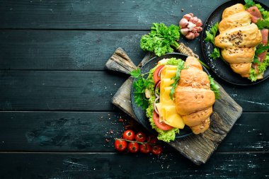 Peynir, domates ve soğan ile kahvaltı kruvasan sandviç. Üst te. Metniniz için boş alan.