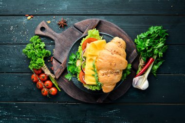 Peynir, domates ve soğan ile kahvaltı kruvasan sandviç. Üst te. Metniniz için boş alan.