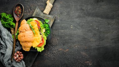 Peynir, domates ve soğan ile kahvaltı kruvasan sandviç. Üst te. Metniniz için boş alan.