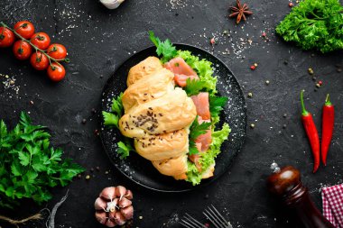 Somon, domates ve soğan ile Sandviç Kruvasan. Kahvaltı. Üst te. Metniniz için boş alan.