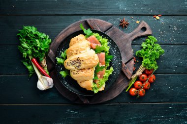 Somon, domates ve soğan ile Sandviç Kruvasan. Kahvaltı. Üst te. Metniniz için boş alan.