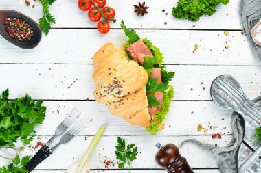 Somon, domates ve soğan ile Sandviç Kruvasan. Kahvaltı. Üst te. Metniniz için boş alan.