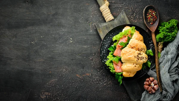 Sandwich Croissant Salmon Tomatoes Onions Breakfast Top View Free Space — Stock Photo, Image