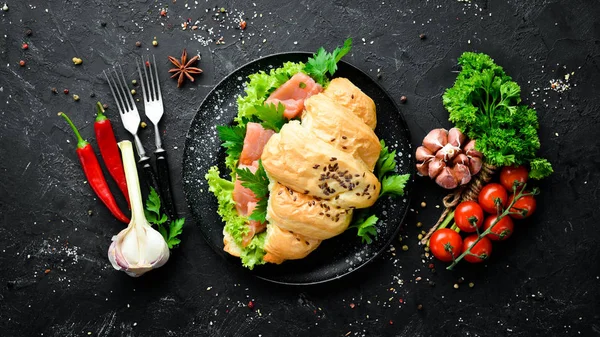 Somon, domates ve soğan ile Sandviç Kruvasan. Kahvaltı. Üst te. Metniniz için boş alan.