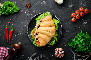 Mantar, domates ve soğan ile kahvaltı kruvasan sandviç. Üst te. Metniniz için boş alan