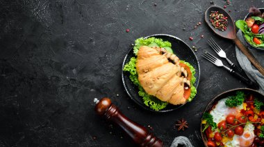 Mantar, domates ve soğan ile kahvaltı kruvasan sandviç. Üst te. Metniniz için boş alan