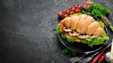 Mantar, domates ve soğan ile kahvaltı kruvasan sandviç. Üst te. Metniniz için boş alan