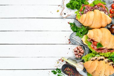 Mantar, domates ve soğan ile kahvaltı kruvasan sandviç. Üst te. Metniniz için boş alan