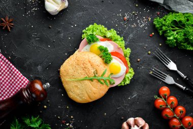 Kızarmış yumurta ve sosisile burger. Kahvaltı. Üst te. Metniniz için boş alan.