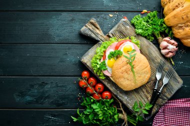 Kızarmış yumurta ve sosisile burger. Kahvaltı. Üst te. Metniniz için boş alan.