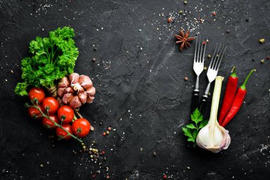 Pişirme afişi. Taze sebze ve baharatlar. Üst te. Metniniz için boş alan.