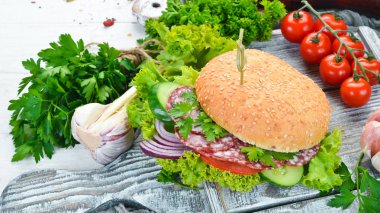 Salamlı burger, domates ve soğan. Kahvaltı. Üst te. Metniniz için boş alan.