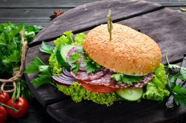 Salamlı burger, domates ve soğan. Kahvaltı. Üst te. Metniniz için boş alan.