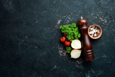 Pişirme afişi. Siyah bir arka plan üzerinde sebze ve baharatlar. Metniniz için boş alan. Rustik stil.