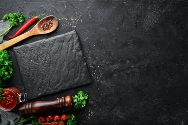 Baharat ve otlar ile Banner Siyah plaka. Üst te. Metniniz için boş alan.